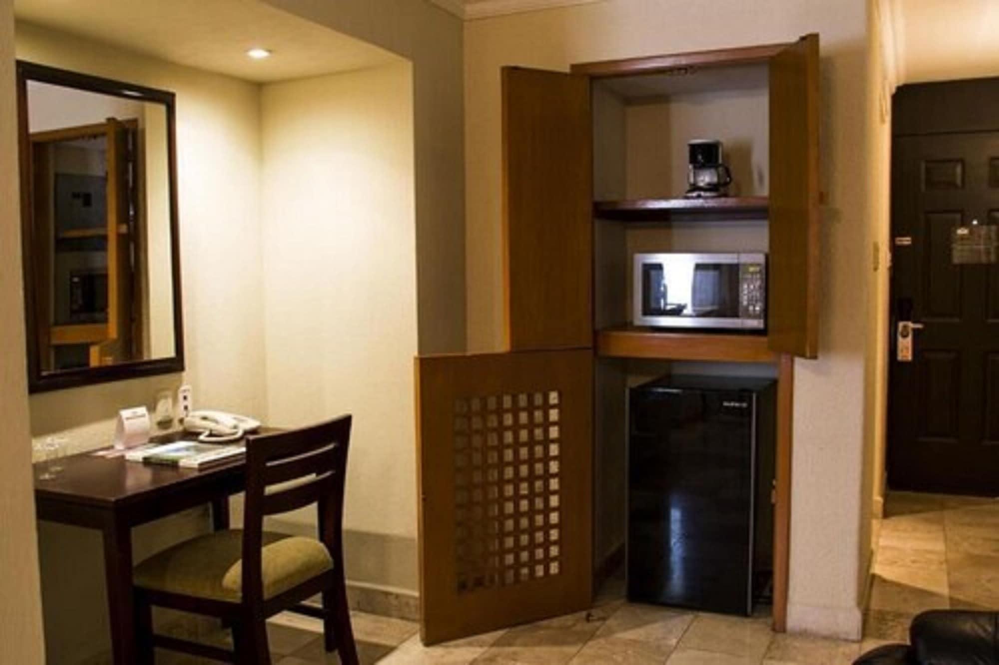 La Posada Hotel Y Suites سان لويس بوتوسي المظهر الخارجي الصورة