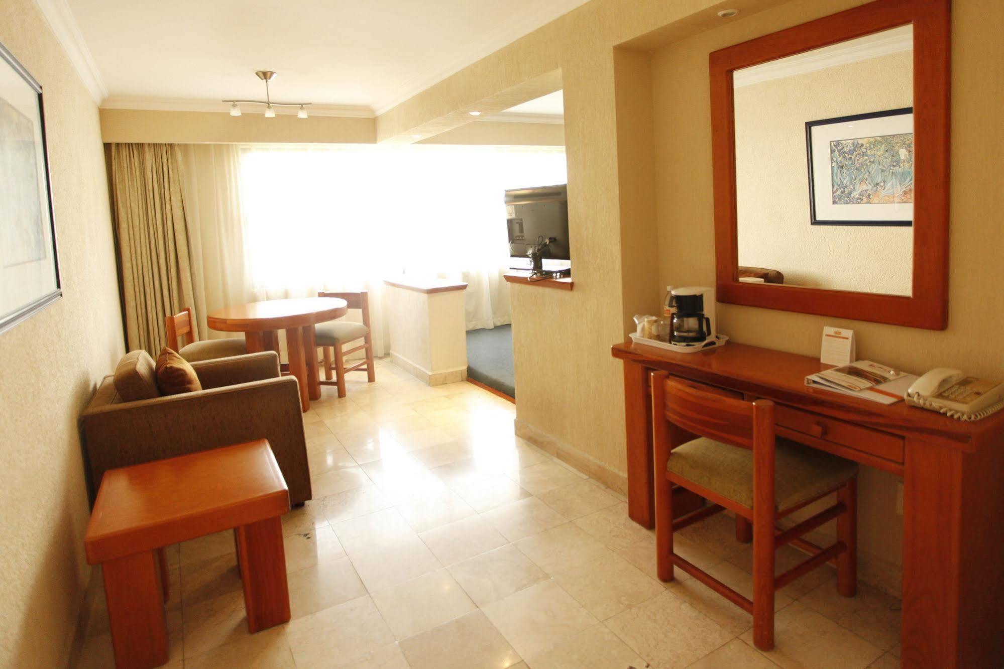 La Posada Hotel Y Suites سان لويس بوتوسي المظهر الخارجي الصورة