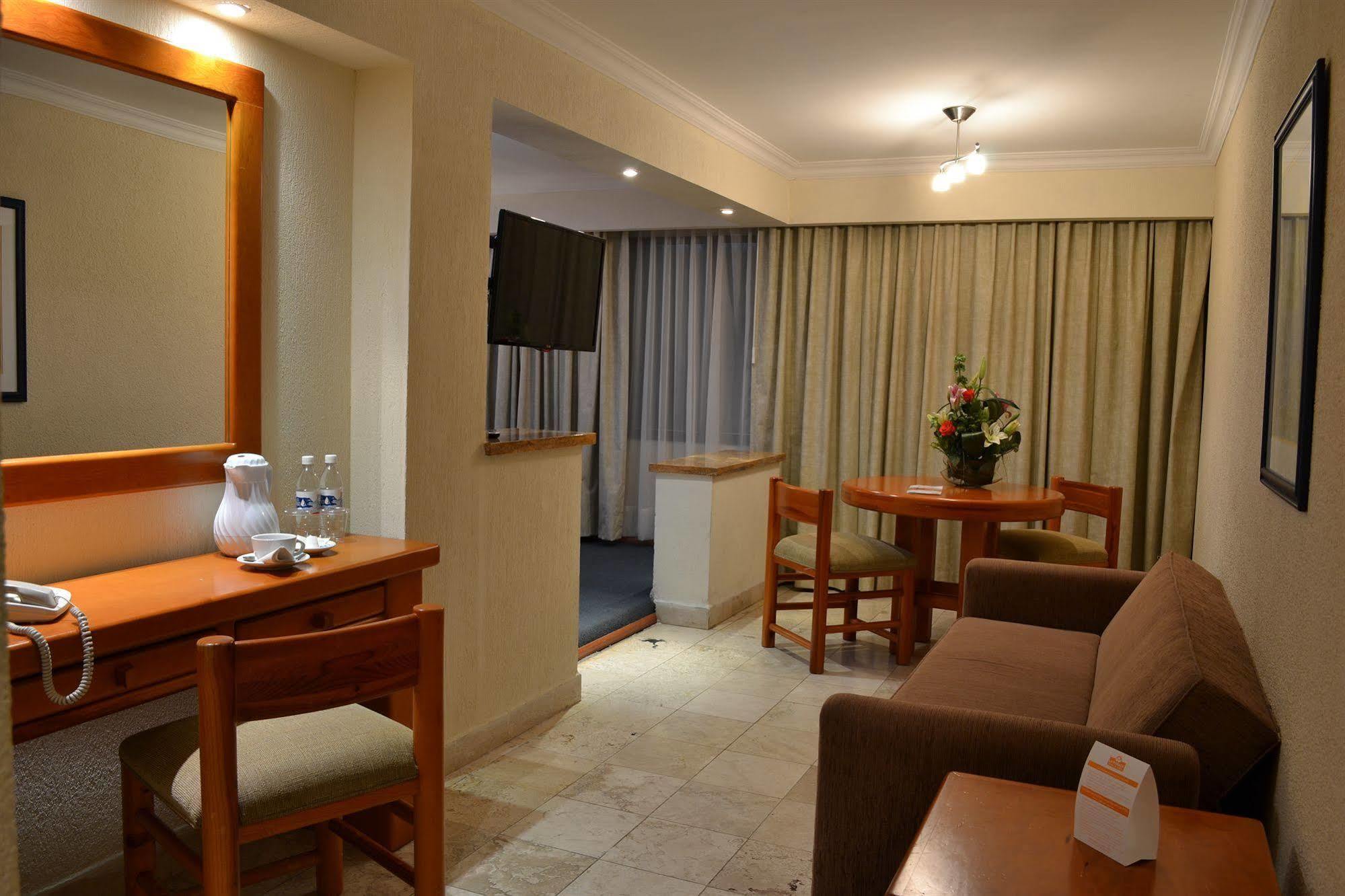 La Posada Hotel Y Suites سان لويس بوتوسي المظهر الخارجي الصورة